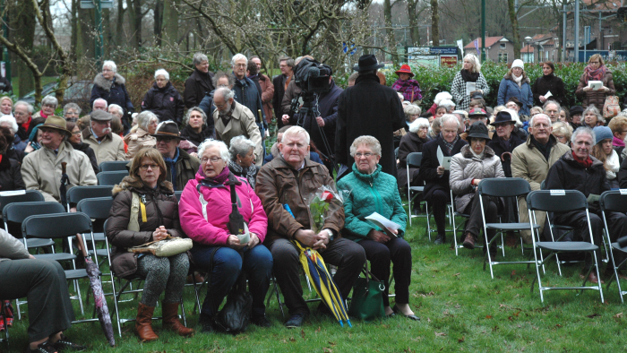 Langzaam loopt het veld vol met genodigden en belangstellenden.