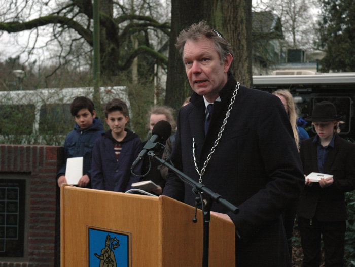 Burgemeester Röell spreekt het slotwoord van de plechtigheid.