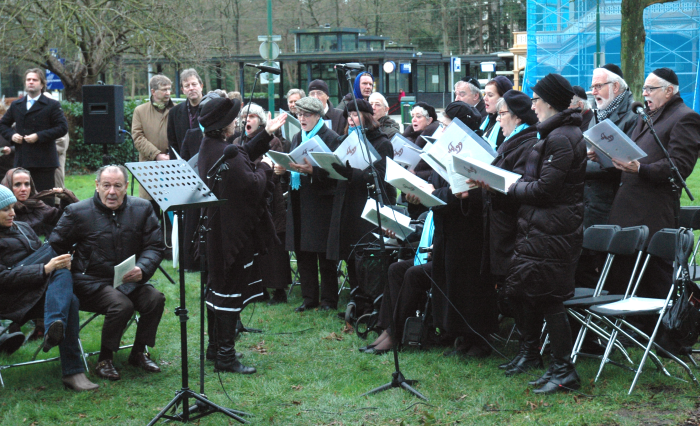 De plechtigheid start met het koor "Sjier Chadasj" o.l.v. Marcela Obermeister-Shasha.