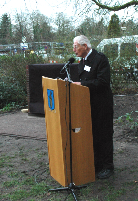 Comitélid Wim Velthuizen leidt de sprekers in.