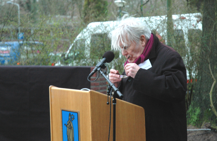 Voorzitter Peter Schmidt spreekt een woord over de totstandkoming van het monument.