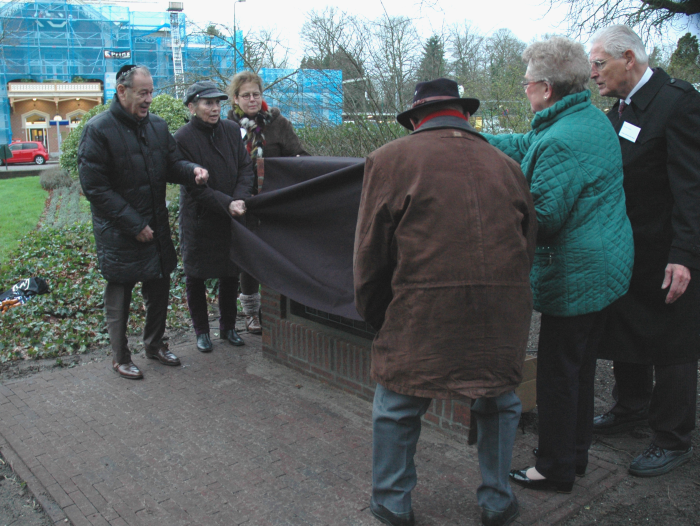 Vier nabestaanden van omgekomenen onthullen het monument.