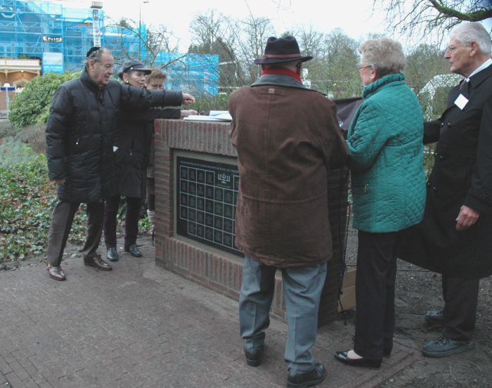 Vier nabestaanden van omgekomenen onthullen het monument.